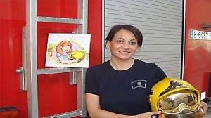 OPINION   ENTRE TODOS Carme Romero con su casco de bombera y su cuento sobre la igualdad de oportunidades   Claudia i el casc de bombera  FOTO FACILITADA POR CARME ROMERO